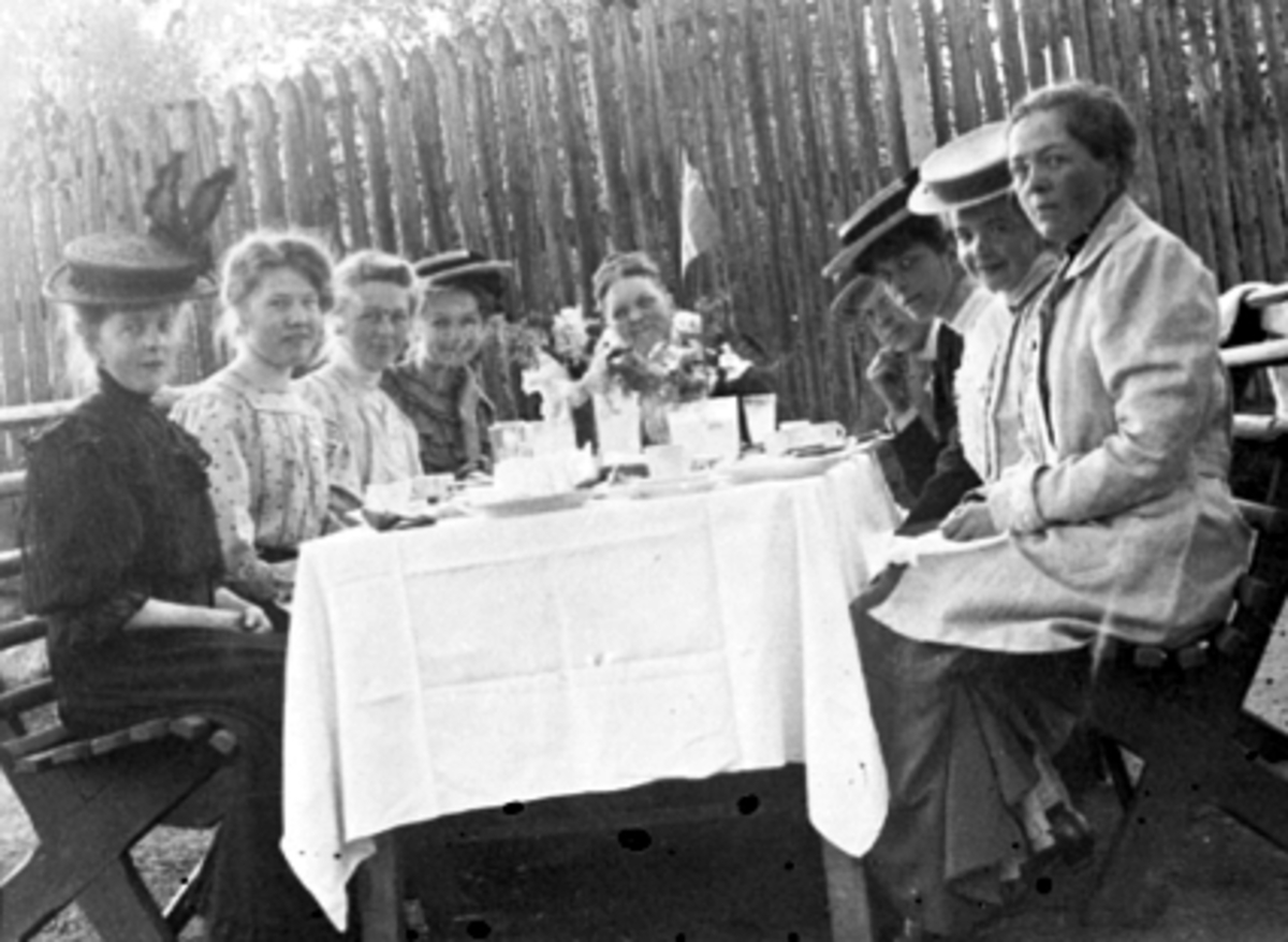 Anno Domkirkeodden, GRUPPE, 9 DAMER, DAMESELSKAP, HAGE, SOLBAKKEN