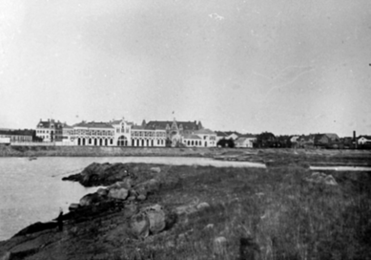 Anno Domkirkeodden, HAMAR JERNBANESTASJON, FRA TJUVHOLMEN