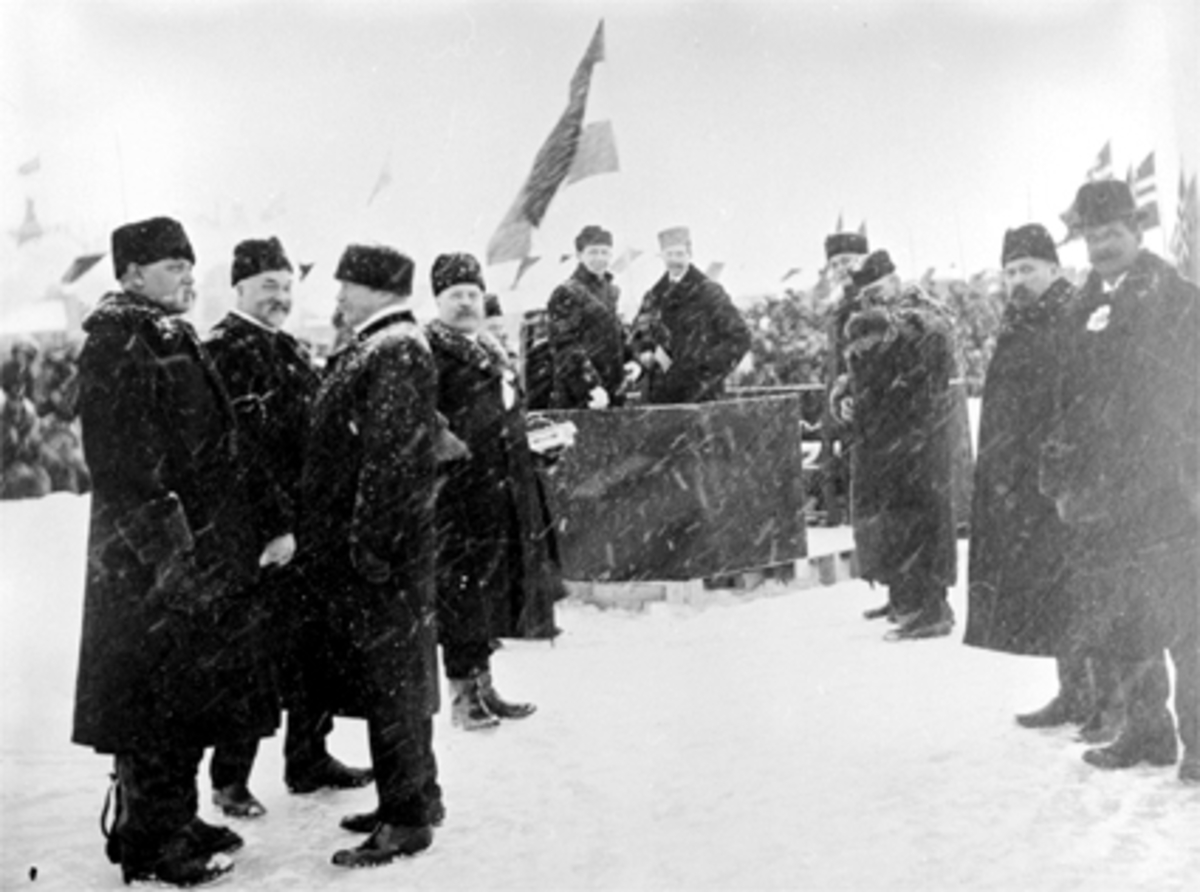 Anno Domkirkeodden, EUROPAMESTERSKAPET PÅ SKØYTER 1911, SKØYTELØP PÅ VESLEMJØSA, KONG HAAKON 7, TIL VENSTRE STADSLEGE LÜTZOW, POLITIMESTER SKAVLAN, ORDFØRER GABRIEL ANREAS STOUD PLATOU, HOTELLEIER EMIL LARSEN, TIL HØYRE FOR KONGETRIBUNEN: SNEKKERMESTER NORSTRØM OG FARVEMESTER M. SIMENSEN