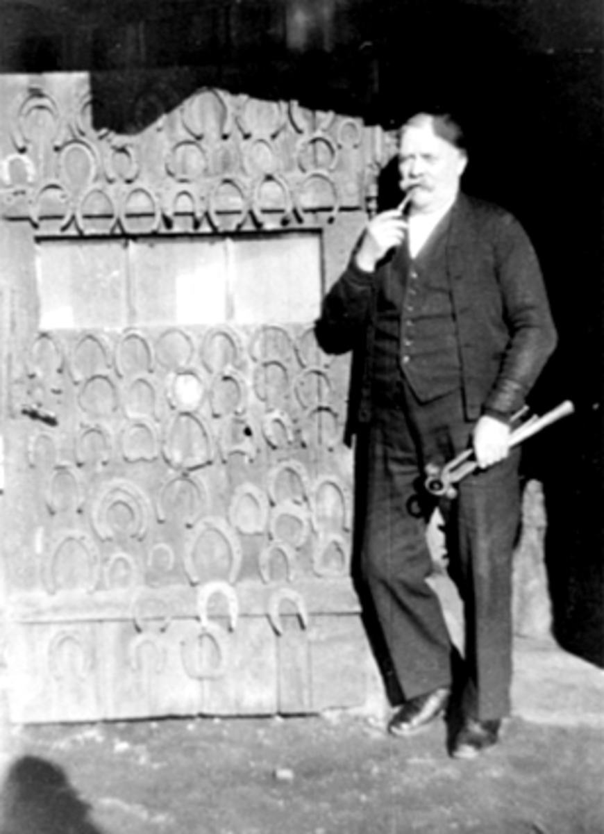 Anno Domkirkeodden, SMED ENER KORSLUND, TANG, HAMMER, MANGE HESTESKO, RØYKER PIPE