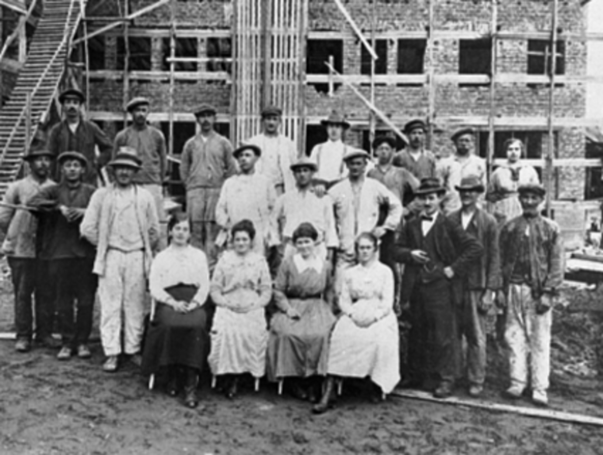 Anno Domkirkeodden, GRUPPE, BYGGING, ANLEGG, BYGNINGSARBEIDERE FORAN MELKEFORSYNINGSGÅRDEN, VANGSVEGEN 23