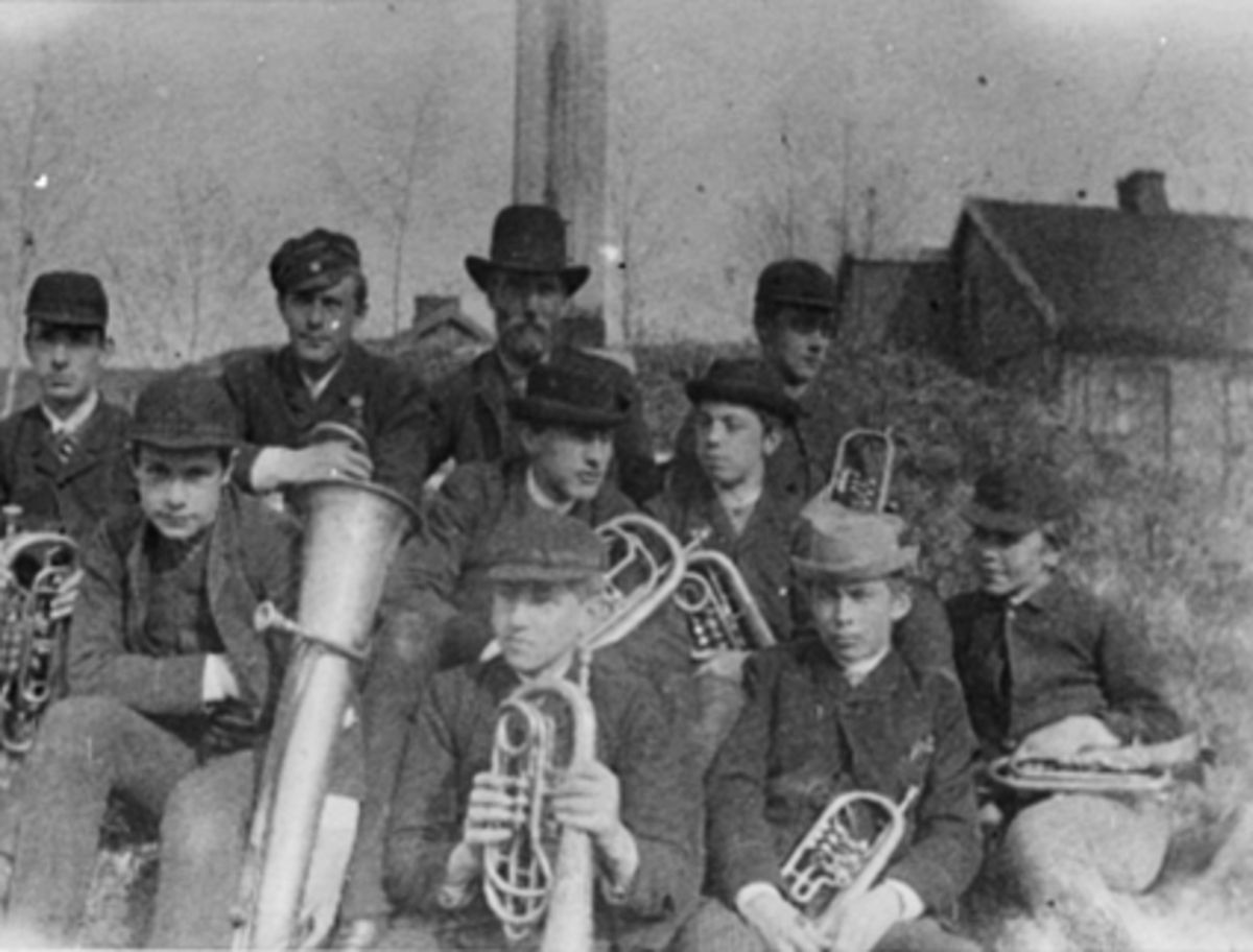 Anno Domkirkeodden, GRUPPE 10 UKJENTE MUSIKERE MED BLÅSEINSTRUMENTER, HORNMUSIKK, FLAGGHAUGTOPPEN, SKOLETORGET