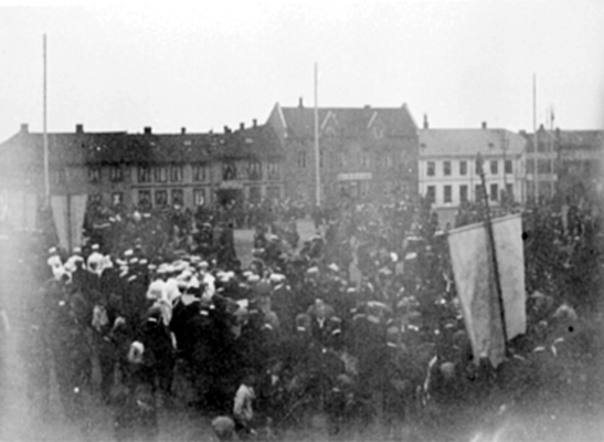 Anno Domkirkeodden, MYE FOLK, SANGERLUER, FANER, ØSTRE TORG