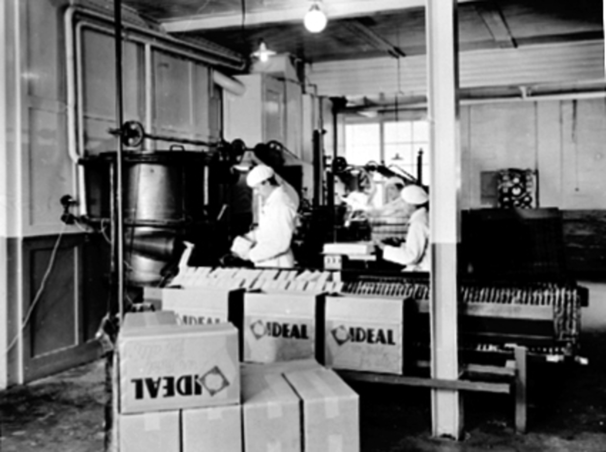 Anno Domkirkeodden, 3 MENN, PAKKEMASKIN, IDEAL FLATBRØDFABRIKK, VANGSVEGEN 51