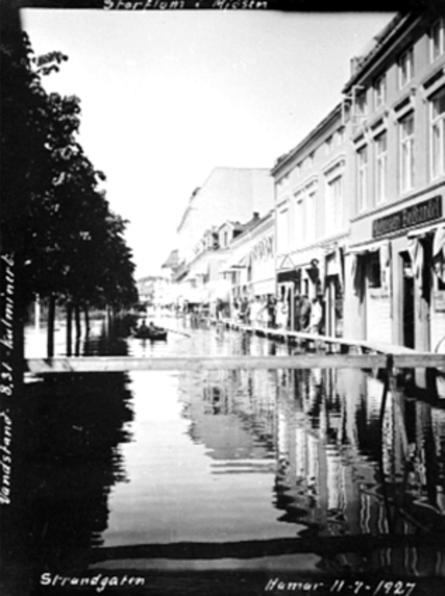 Anno Domkirkeodden, FLOMMEN, STRANDGT. , TREFORTAU, MYE FOLK, ROBÅT