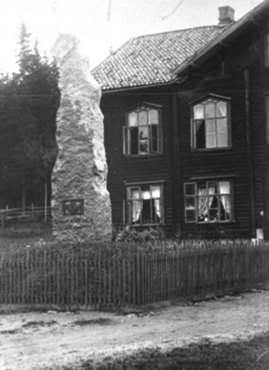 Anno Domkirkeodden, Bautaen over Herman og Mix Anker, Agnethe Paulsen. Agnethe var gift m/Paul Pedersen som arbeidet for Herman Anker. Se En innlandsby vokser fram bilde nr. 69.