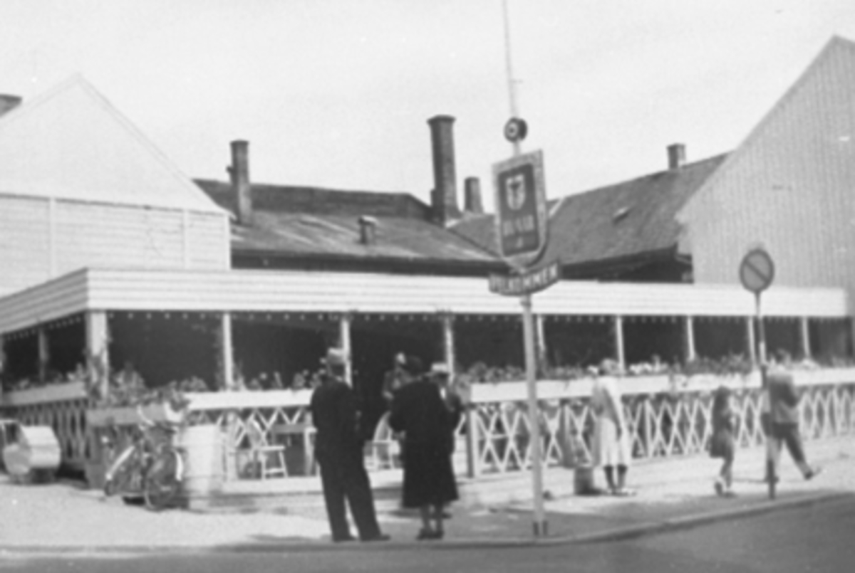 Anno Domkirkeodden, UTERESTAURANT, STRANDGT. 71, ETTER BRANNEN, FOLK