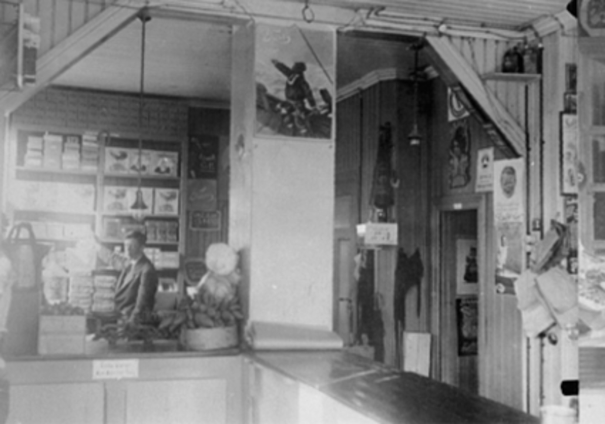 Anno Domkirkeodden, INTERIØR, FLAGSTADBUTIKKEN, SYVER FLAGSTAD. HØYVANGSyver Flagstad født 14. 1. 190?. d 18. 02. 1981. Syver var sønn av Harald og Emma Flagstad som eide butikken iBrugt. 32. Høyvang.