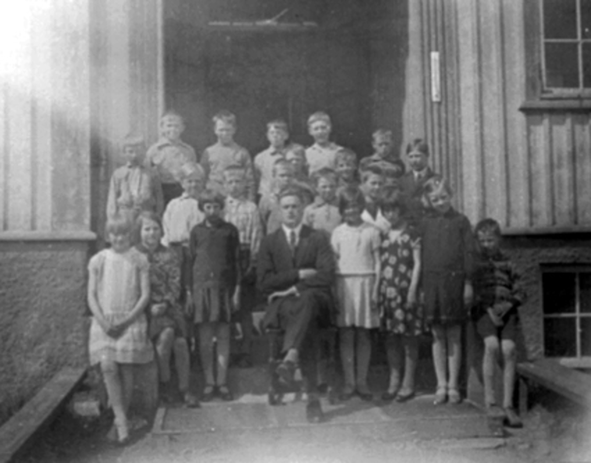 Anno Domkirkeodden, SKOLEKLASSE, ROLLSLØKKA SKOLE, LÆRER OLAV BJØRGÅS, P. REINFJORDPetter Reinfjord til v. bak