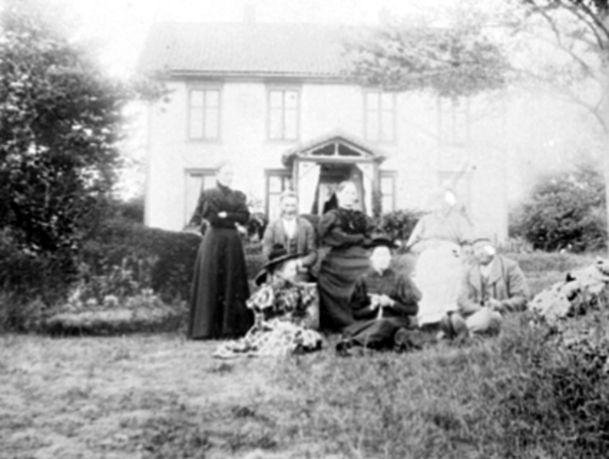 Anno Domkirkeodden, Gruppe, familie, Fredheim, St. Olavsgt. 95, I midten Nils og Johanne Klungseth, foran i rutet kjole deres niese Nanna Hofstad senere gift med lærer Otto Eriksen, de andre på bildet er familien Olsen som leide leilighet i gården.