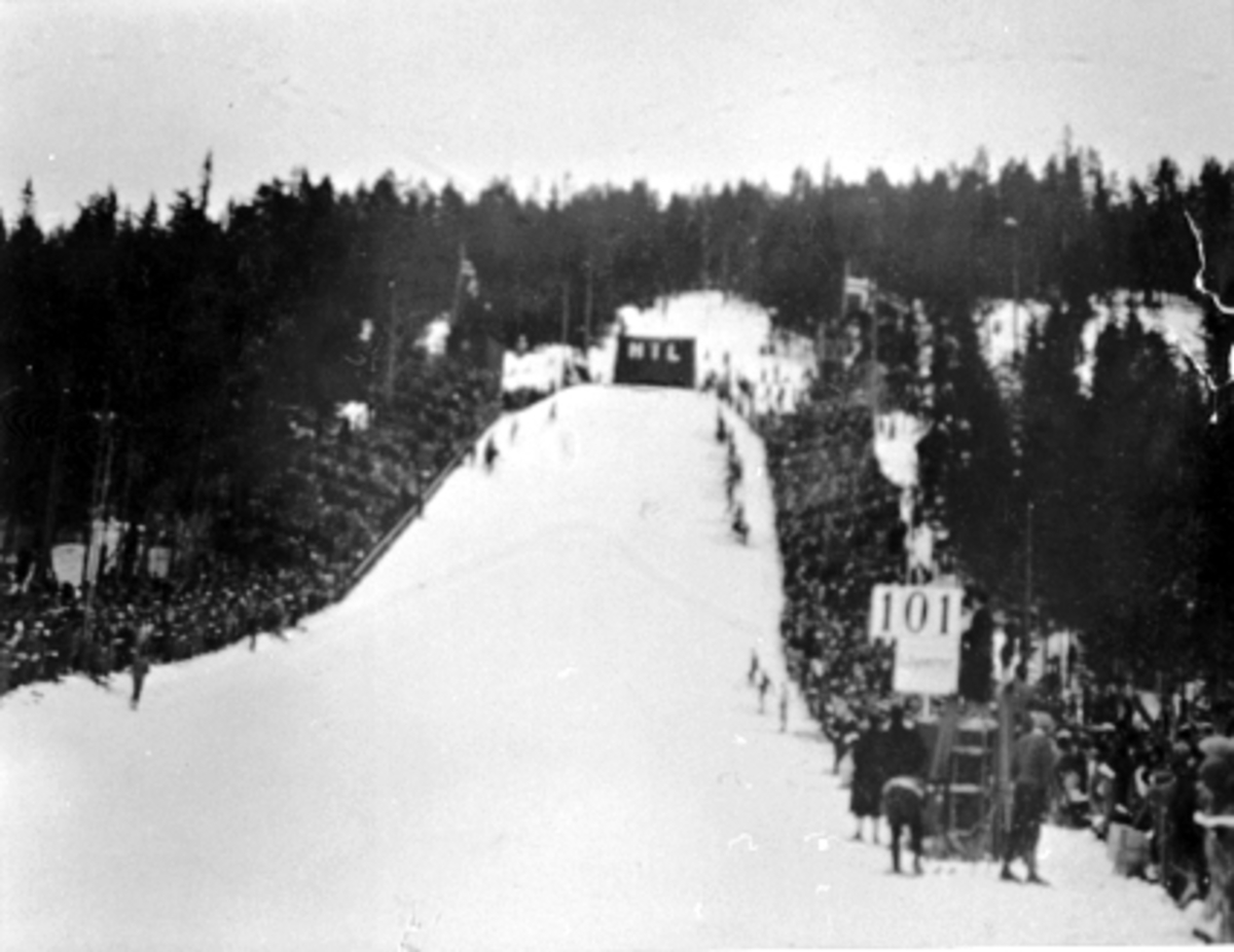Anno Domkirkeodden, HOVEDLANDSRENNET, FURUBERGET, HOPPRENN, MYE FOLK, HILSe Idrett i Hamar gjennom 100 år, bilde nr. 130