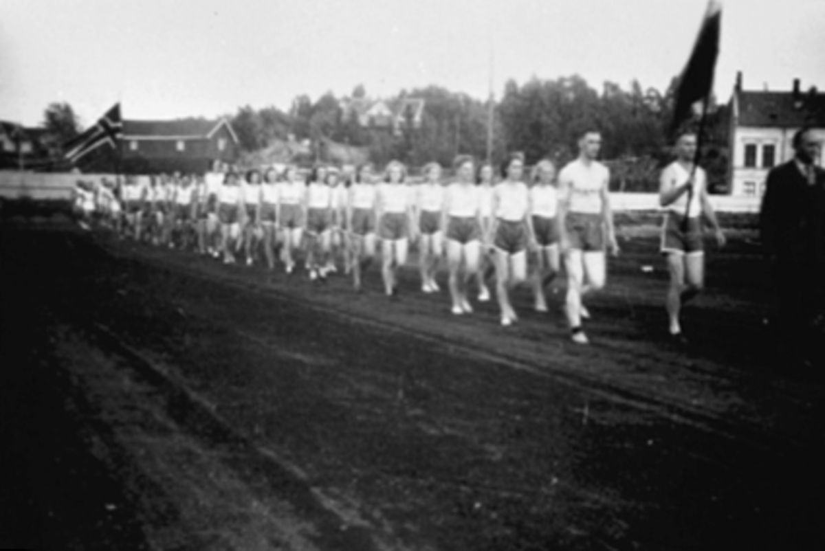 Anno Domkirkeodden, OPPTOG, TURNERE MARSJERER, FLAGG, HAMAR STADION