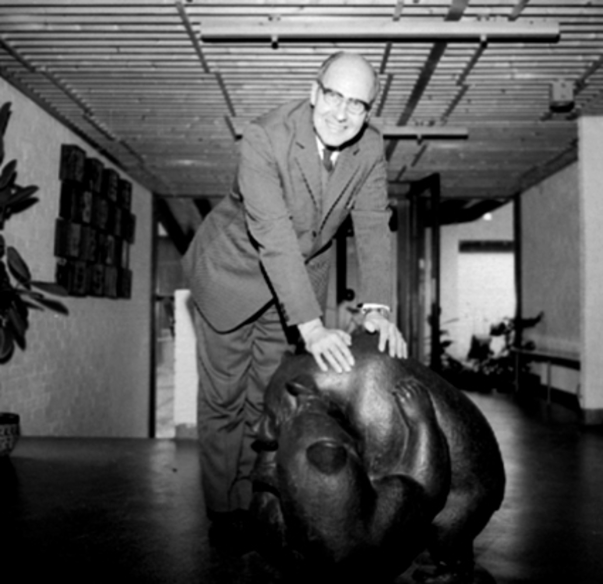 Anno Domkirkeodden, REKTOR A. SCHANKE, "BJØRN" AV BILEDHUGGER A. GRINDALEN, HAMAR LÆRERSKOE