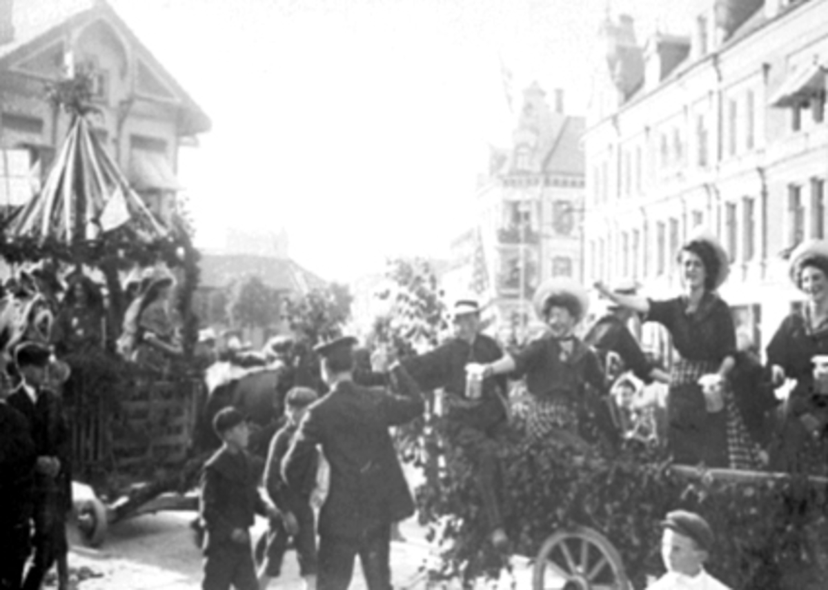 Anno Domkirkeodden, BARNEHJELPSDAGEN, INNSAMLING, BARNEHJEMMET, UNGE DAMER, VOGN. Oppe i vogna fra v. Bugge, fr. Piro, Grønvold og Skavland. Innsamlingsaksjon til bygging av Hamar Barnehjem. Se årbok, utgitt av Hamar Historielag 2013. Artikkel av Ragnar Ødegaard.