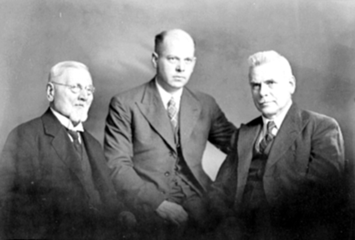 Anno Domkirkeodden, GRUPPE, 3 GENERASJONER, M. PEDERSEN, H. V. PRAG, H. O. PEDERSEN PRAG Maths Pedersen, Hans Viggo Prag (sønnesønn) i midten, Harald O. Pedersen Prag. Mathias Pedersen fikk borgerbrev 16 oktober 1886