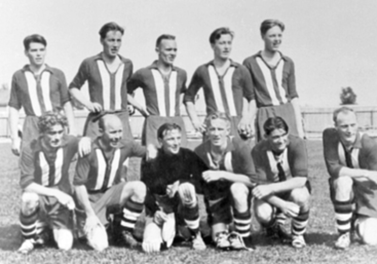 Anno Domkirkeodden, GRUPPE, H. I. L. A-LAGET SENIOR, FOTBALL, 1939Bakerst fra v. Haldor Gimnes, Kolbjørn Flankplads, Arne E. Nilsen, Rolf Eriksen, Bjørn (Busse) Monsen, Foran fra v. Oscar (Bollan) Bjørlie, Ole J. Lie, GunvaldPedersen, Rolf Olstad, Fritz Nagel, Andrew Solli. Se Idrett i Hamar gjennom 100 år bilde nr. 1…