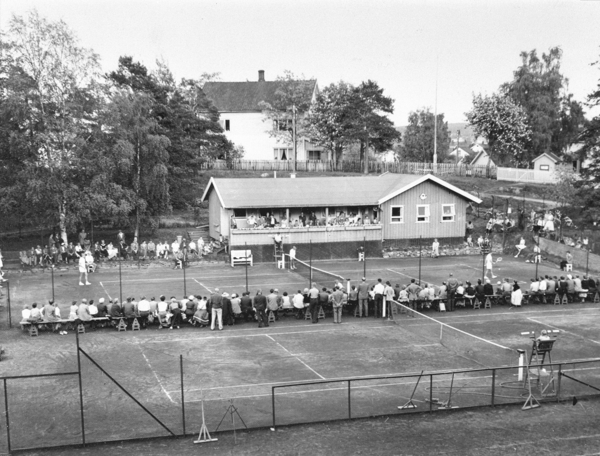 Anno Domkirkeodden, H. I. L. TENNIS, TENNISBANEN, KLUBBHUS, HAMAR PARKSe Idrett i Hamar gjennom 100 år. bilde nr. 199. Landskamp. Reino Nysvein-Gunnar Sjøwall?
