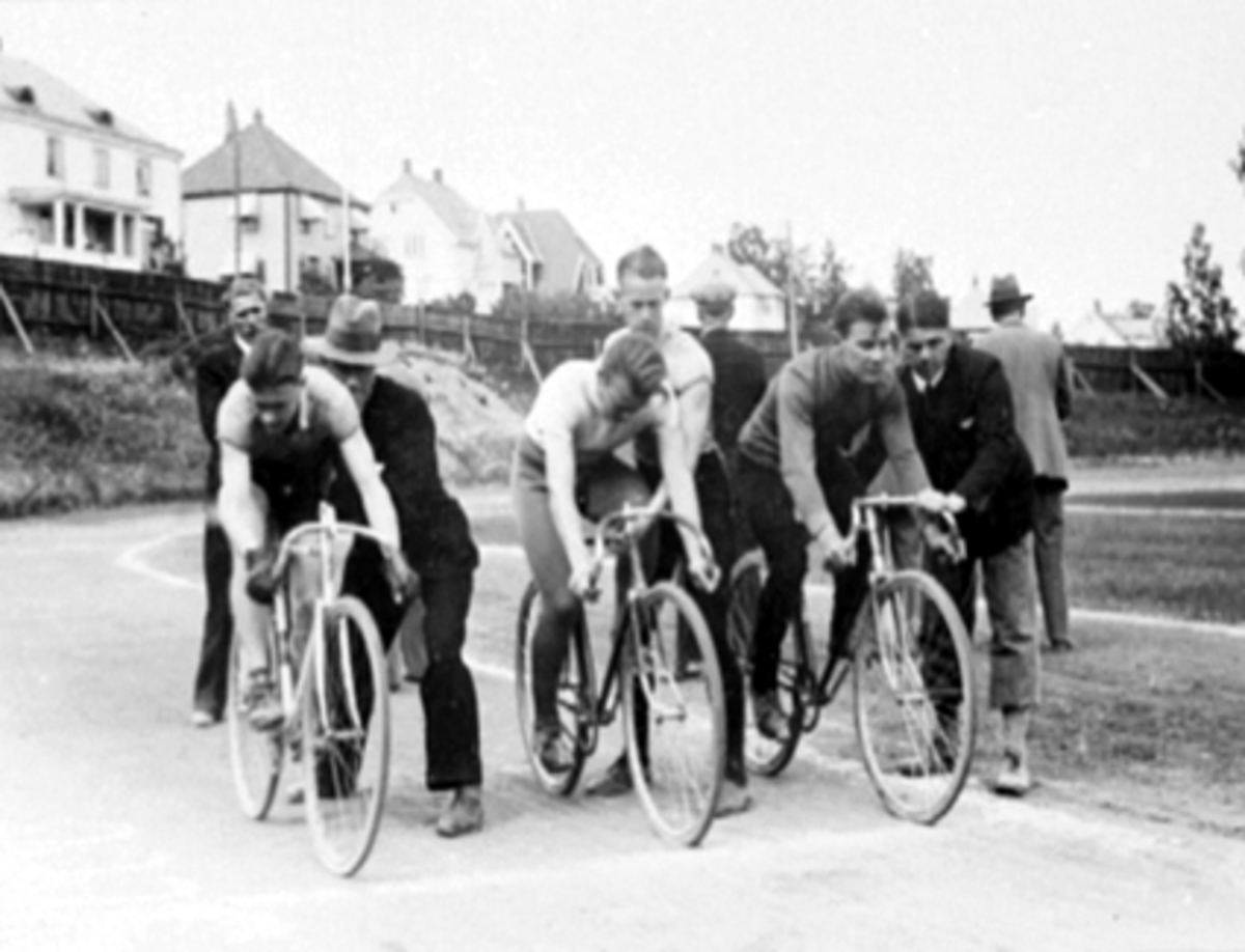 Anno Domkirkeodden, GRUPPE SYKLISTER, BANERITT SYKKEL, OSCAR SVENKERUD, BJARNE EVENSENOscar Svenkerud holder nr. 3 Bernt EvensenSe Idrett i Hamar gjennom 100 år bilde nr. 165.