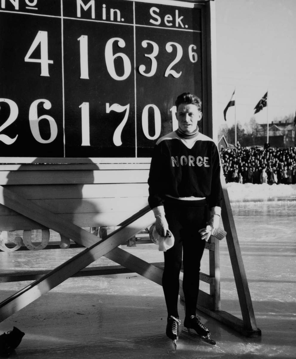 Anno Domkirkeodden, HJALMAR "HJALLIS" ANDERSEN, NY VERDENSREKORD PÅ 10000 M PÅ SKØYTER 16. 32. 6. HAMAR STADION 10. FEBRUAR 1952. SE BOKA" IDRETT I HAMAR GJENNOM 100 ÅR" OG BOKA "SKØYTEBYEN - FRA MJØS-IS TIL OL-HALL".