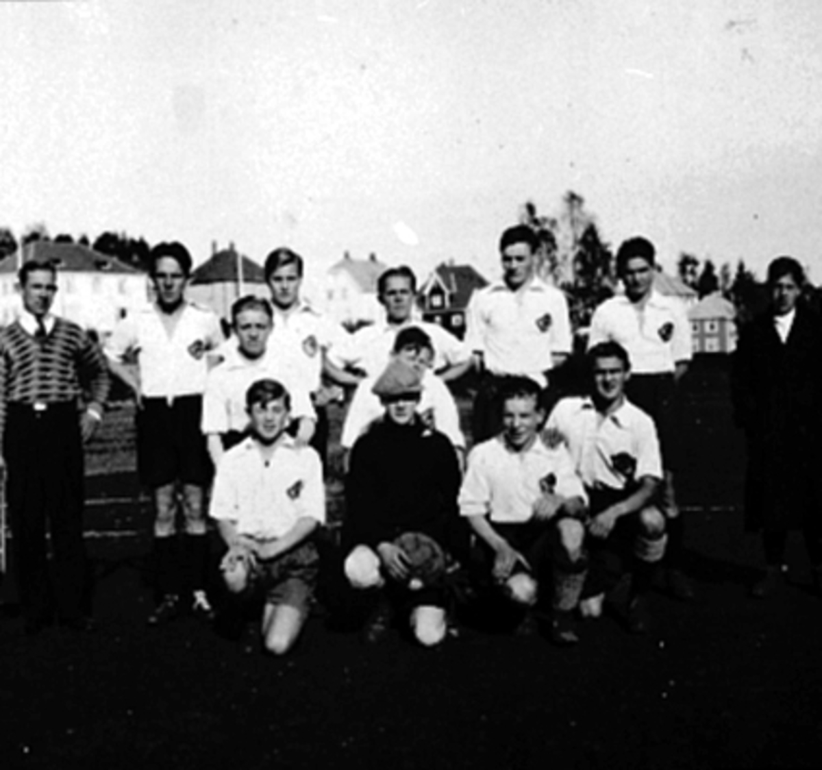 Anno Domkirkeodden, H. I. L. GUTTELAG, FOTBALL-KRETSMESTEREGuttelaget slo Gjøvik-Lyn i finalen 3-1. Gunnar Andersen, Arne Nilsen, Fritz Nagel, Arve Klippen, Andrew Solli, Sverre Holm, Alf Ingvaldsen, Tor Mattson, Robert Stenberg, Eilif Korslund, Karl Ericson, (Erling Berntzen?)