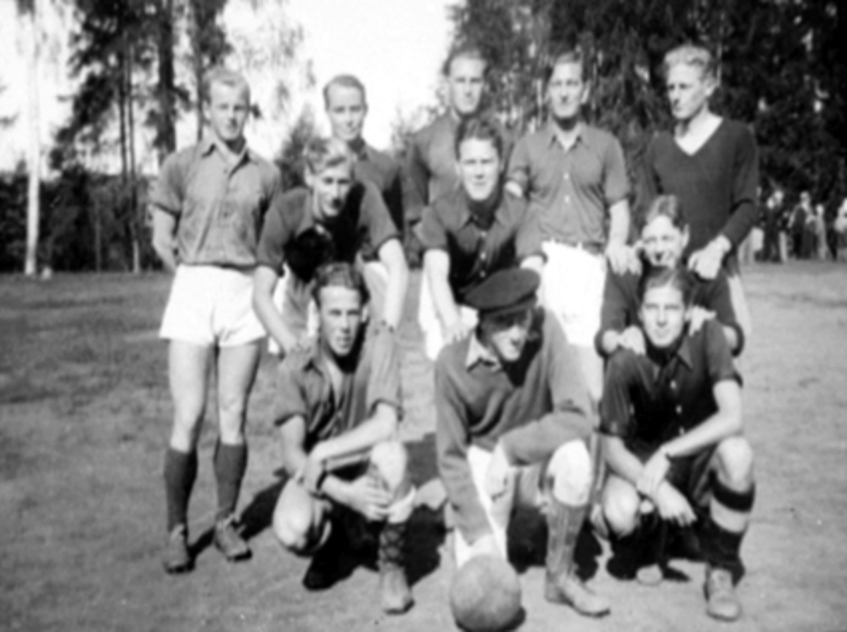 Anno Domkirkeodden, Illegalt fotballag under krigen, H. I. L. spillere, Greveløkka. Bak fra v. Oddvar Rye Johnsen, Kristian Finborud, Knut Alfstad, Rolf Eriksen, Arne Jacobsen. I midten Arne Olsen, Erling Bakken, Bjørn Monsen. Foran Per Andersen, Egil Olausen, Per Løberg. Førsøket på å nazifisere organisert idrett med…