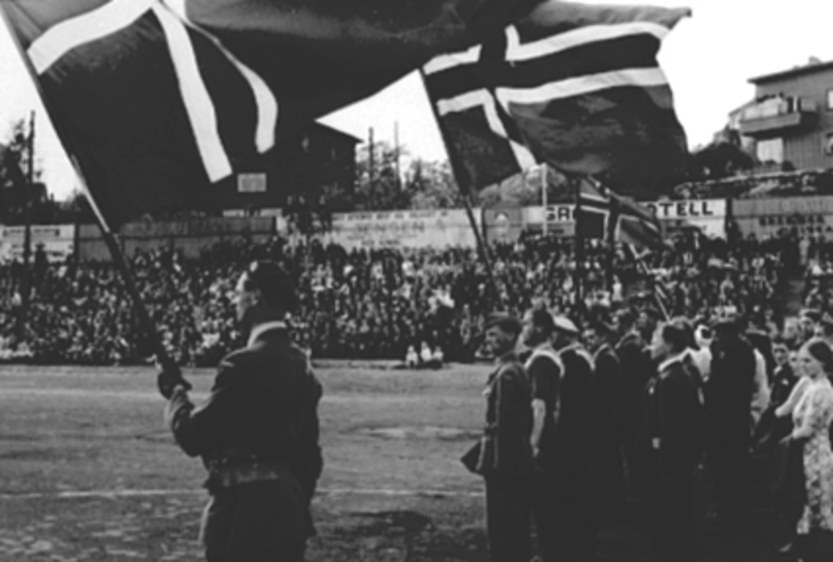 Anno Domkirkeodden, DEFILERING, HAMAR STADION, IDRETTENS DAG, MYE FOLKBildet er tatt på Idrettens dag 1945Se Idrett i Hamar gjennom 100 år bilde nr. 188