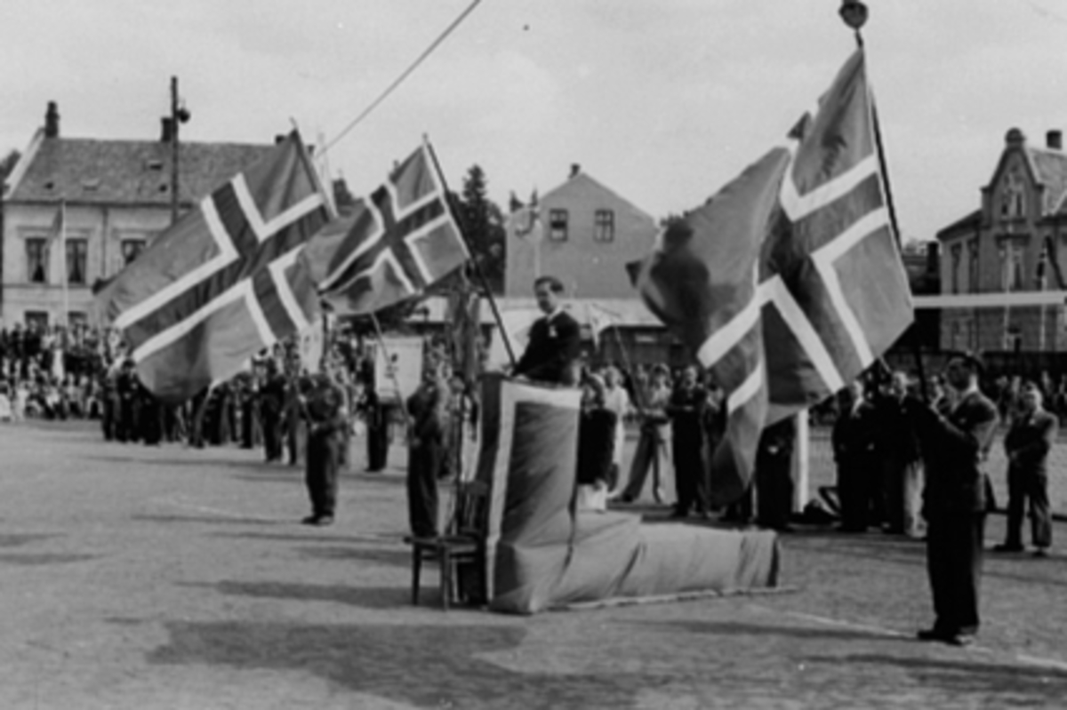 Anno Domkirkeodden, ARILD LENTH, TALER, IDRETTENS DAG, FLAGGBORG, HAMAR STADIONBildet er tatt på Idrettens dag 1945Se Idrett i Hamar gjennom 100 år bilde nr. 189