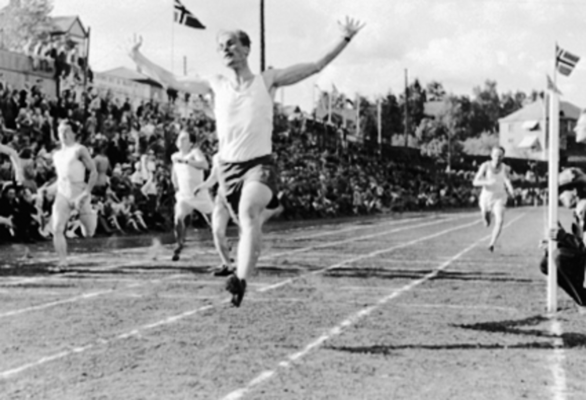 Anno Domkirkeodden, JAN ONSAGER PASSERER MÅLSTREKEN, IDRETTENS DAGBildet er tatt på Idrettens dag 1945Se Idrett i Hamar gjennom 100 år bilde nr. 193.