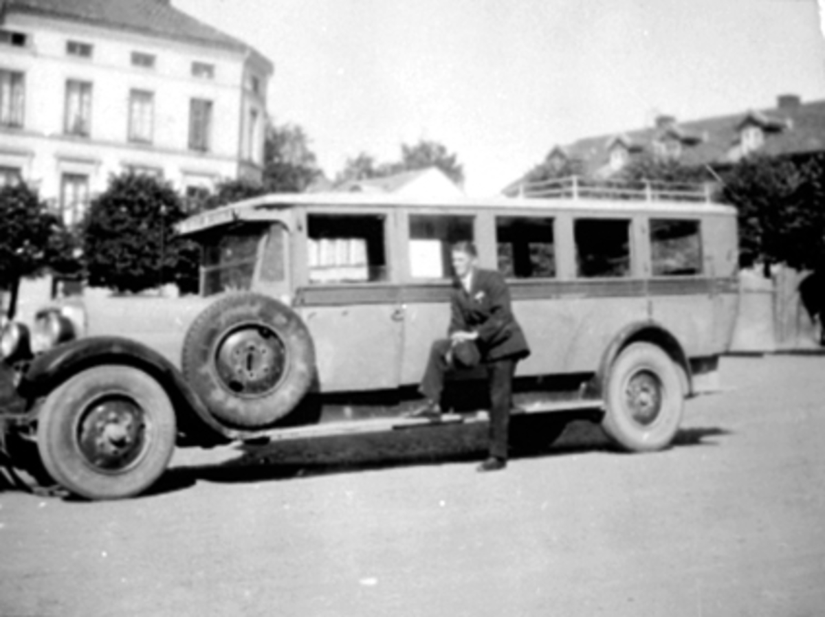 Anno Domkirkeodden, JØRGEN STORDAHL, SANDBAKKENS FØRSTE BUSS