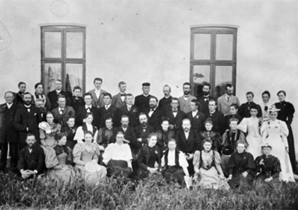 Anno Domkirkeodden, KLASSEBILDE, HAMAR LÆRERSKOLE, HAMAR LÆRERHØGSKOLE, OLE TANGENOle Tangen står i øverste rekke nr. 3 fra v. Se bak på bildet.