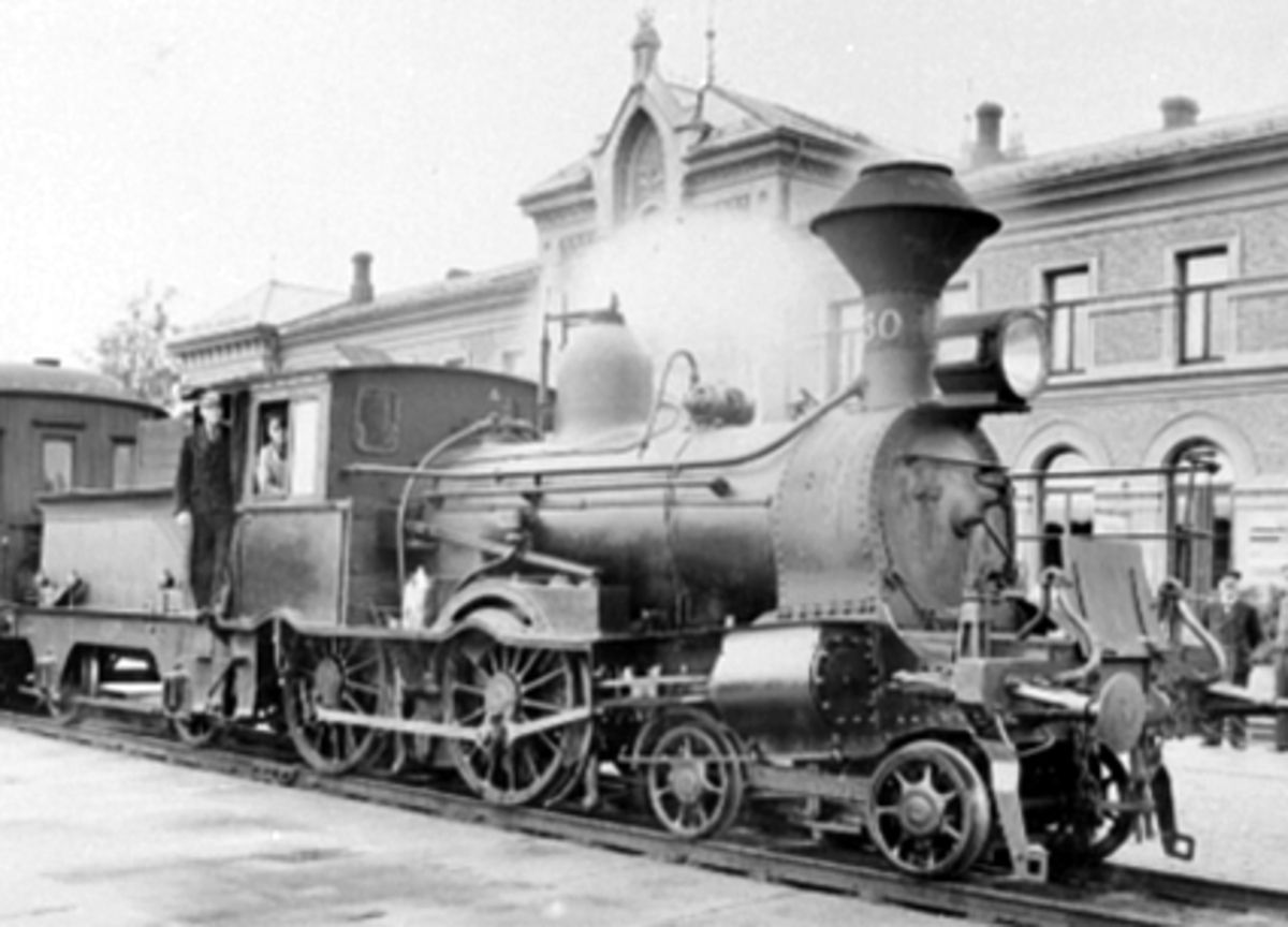 Anno Domkirkeodden, DAMPLOKOMOTIV NR. 30, FORAN HAMAR JERNBANESTASJONBildet er tatt 22-9 1938.