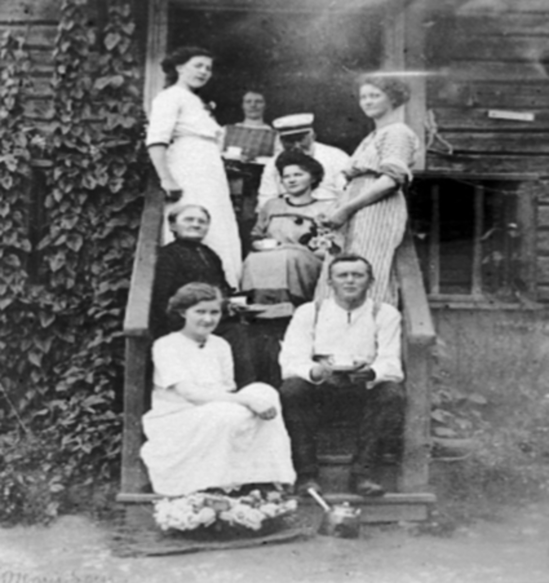 Anno Domkirkeodden, Gruppe, familien Fuglseth, Eggen, hushjelp, trapp, klatreplanter. På trappa nederst fra v: Ella Fuglseth, Carl Fuglseth, Karen Fuglseth. Øverst til v: Anna Olsen, hushjelpen, Ole Fuglseth, sittende i midten Inger Marie Fuglseth, Olga Fuglseth.