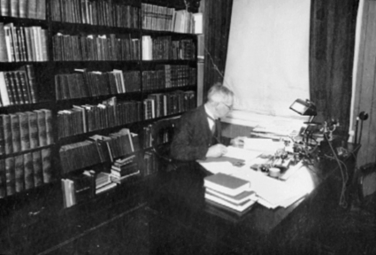 Anno Domkirkeodden, INTERIØR, HAMAR FOLKEBIBLIOTEK, BIBLIOTEKSJEF JENS JENSSENSittende v/skrivebordet