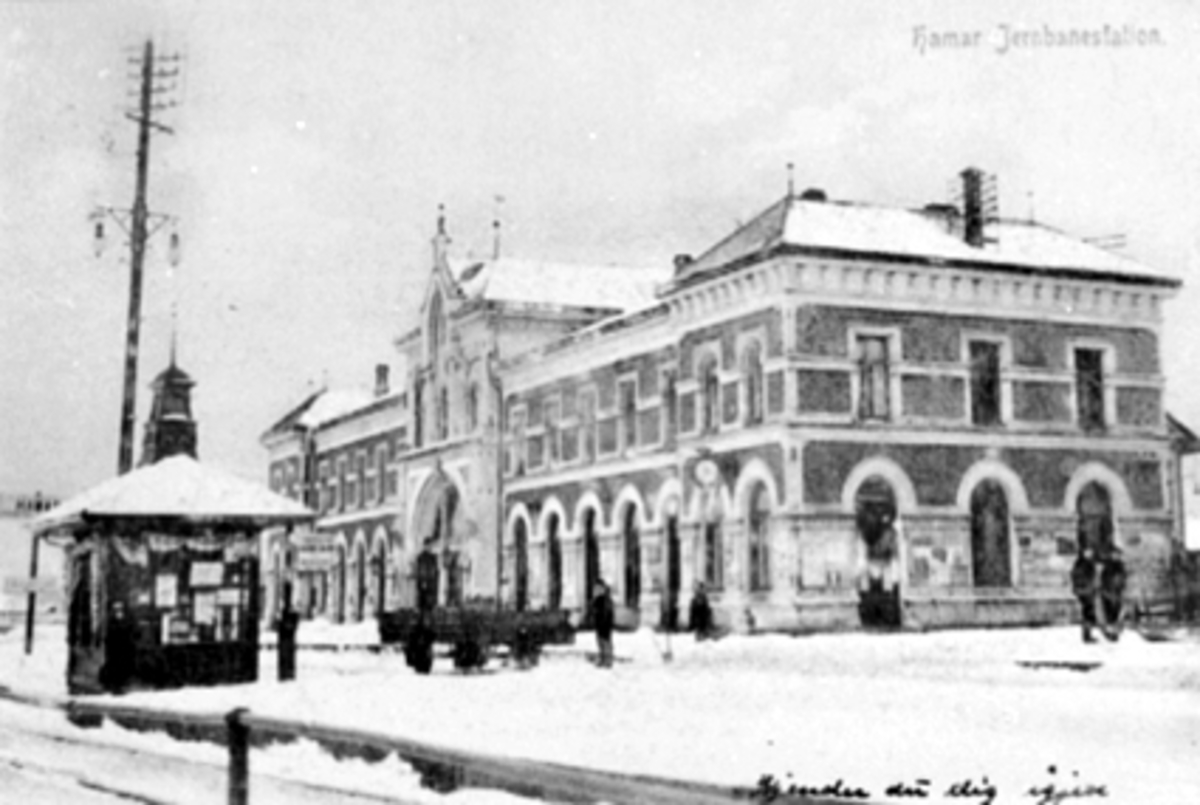 Anno Domkirkeodden, EKSTERIØR, HAMAR STASJON, KIOSK, PERRONG, MENN, VINTERKortet er sendt 4 januar 1908.