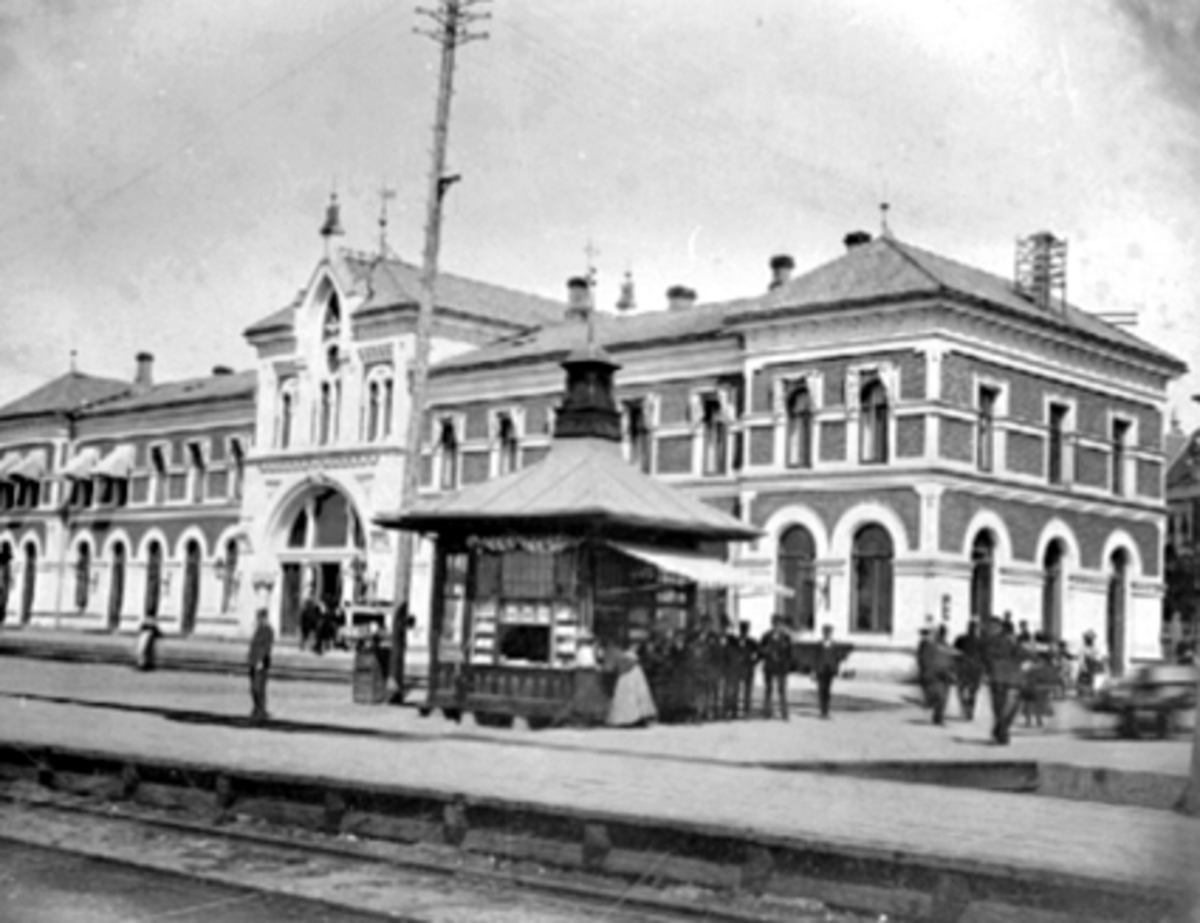 Anno Domkirkeodden, HAMAR STASJON, PERRONGER, KIOSK, FOLK, JERNBANEFOLK