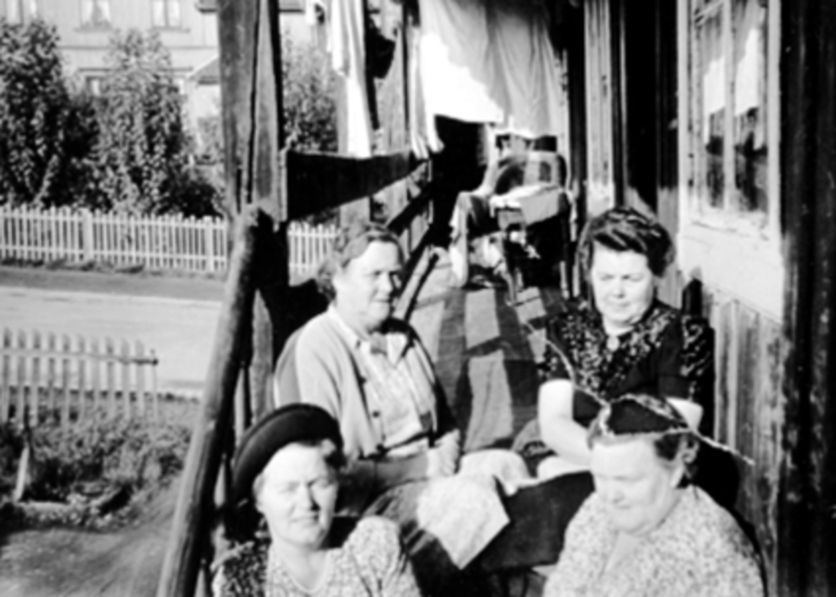 Anno Domkirkeodden, Korslundgården,Torggata 104, Hamar. Foran f.v. Anna Korslund g. Kjeldsen, Klara Korslund g. Solheim. Bak f. Martha Korslund g. Brovold og Signe Korslund g. Hansen.