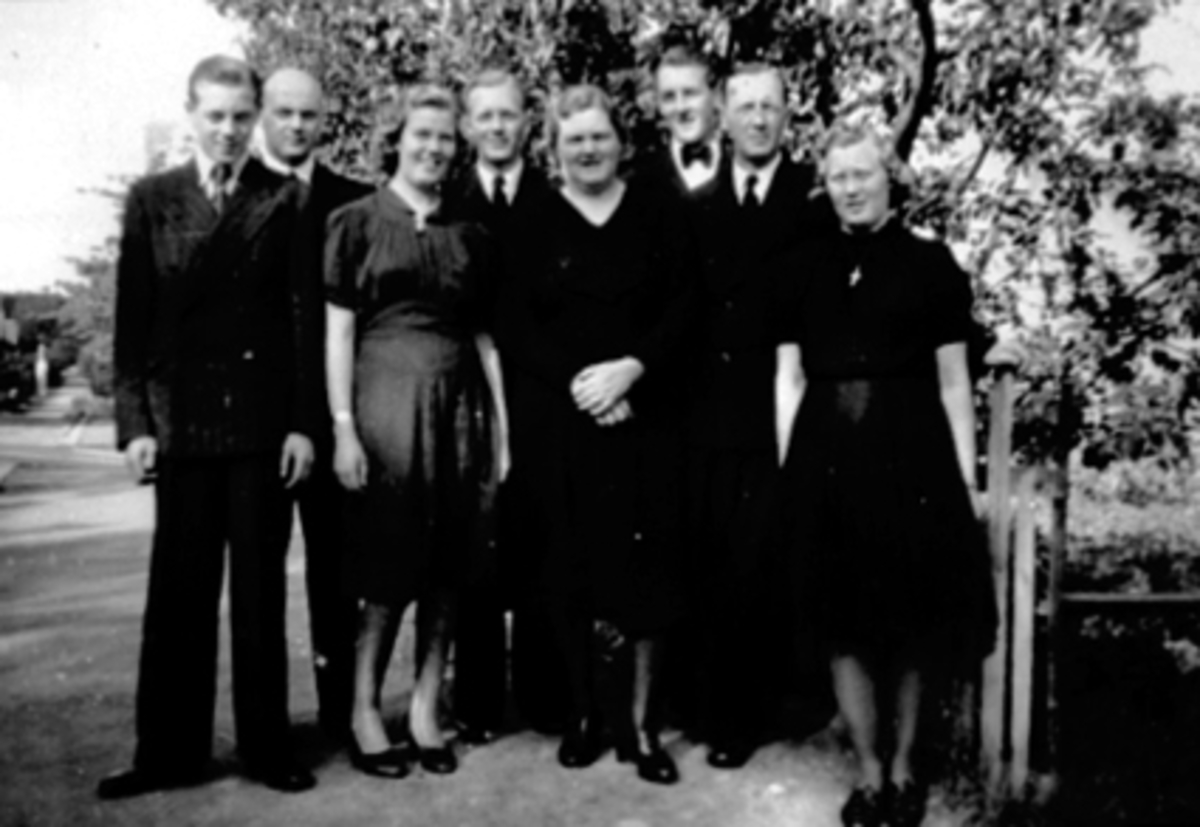 Anno Domkirkeodden, Korslundgården,Torggata 104, Hamar .Fra v: Arne Solheim, Erling Solheim, Ruth Solheim, Kolbjørn Solheim, Klara Solheim, Marie Solheim, Martin Solheim, Inger Johanne Solheim.