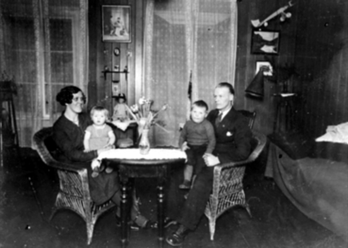 Anno Domkirkeodden, Grønnegata 64, Sandvoldgården, Hamar, interiør, stue. Hilda og Haakon Kristiansen med barna Ragnhild og Harry Kristiansen.