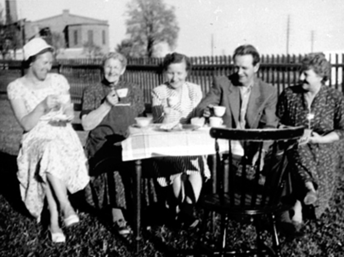 Anno Domkirkeodden, Kaffeslabras, kaffeselskap, f. v: Emma Andersen, Berthe Andersen, Helga Tvethe, Kristoffer Tvethe, Olaug Andersen.
