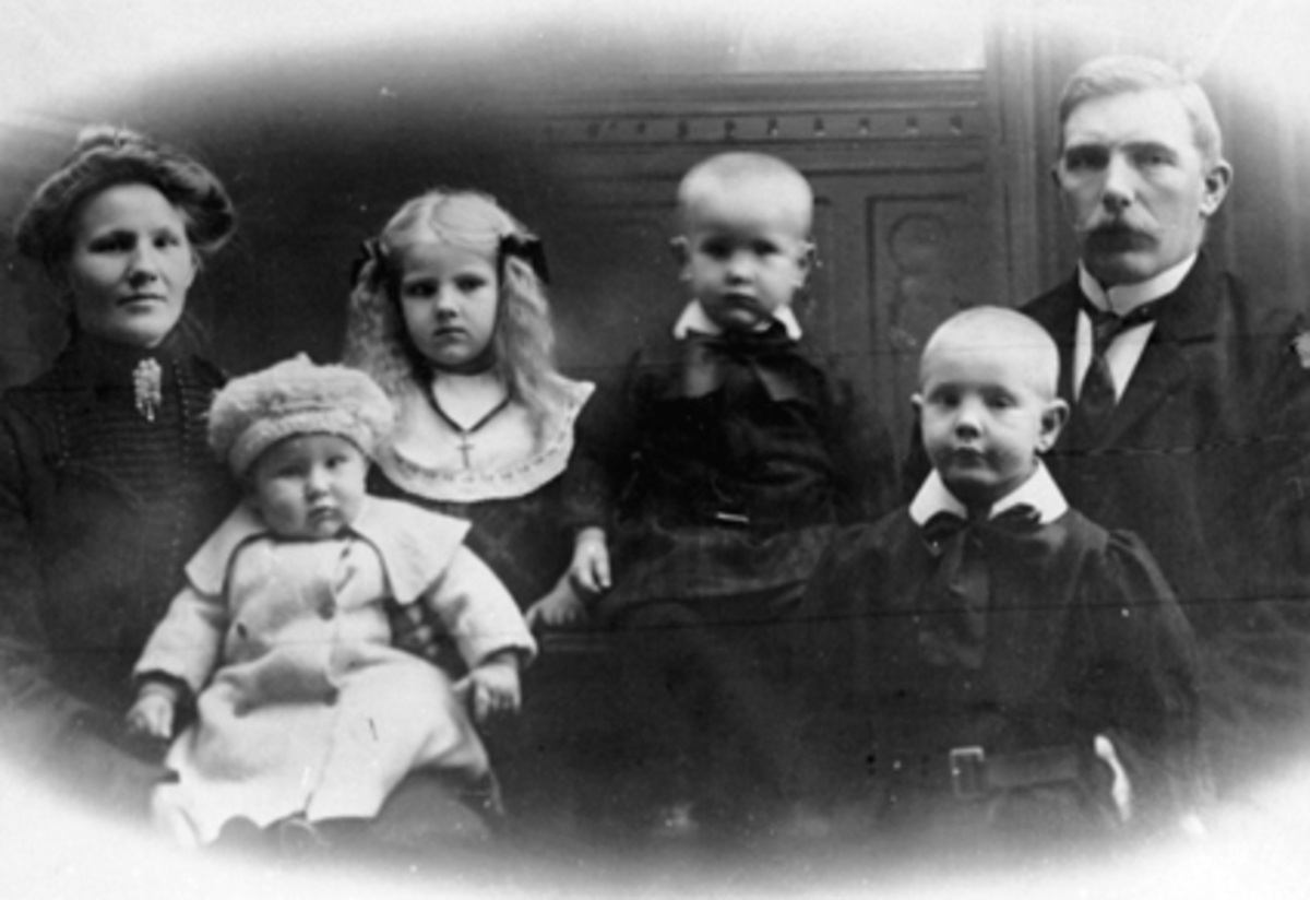 Anno Domkirkeodden, Gr: 6, Familien Berthe Andersen, Ole Andersen, Bjarne, Olaug. Fra v: Berhe Andersen, Bjarne Andersen, Olaug Andersen, Eivind Andersen, Alf Andersen, Ole Andersen.