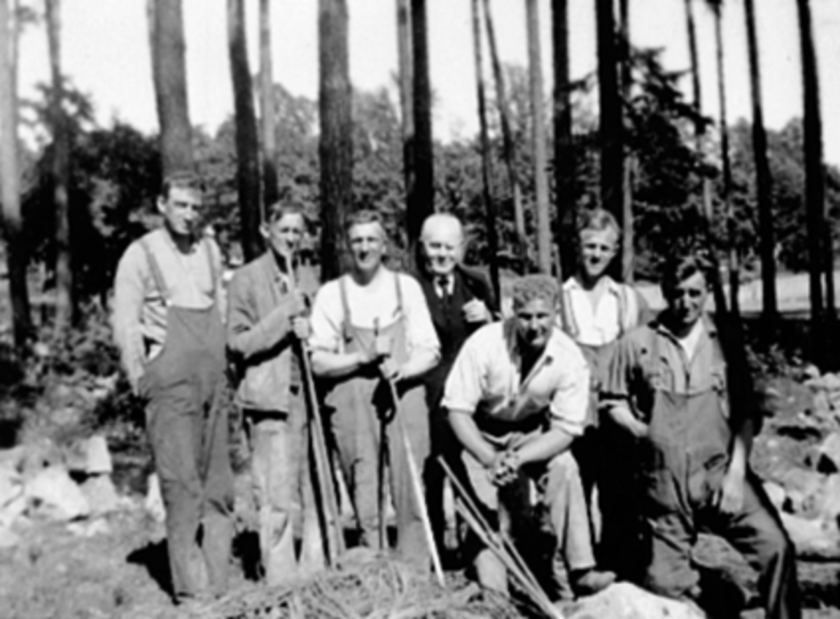 Anno Domkirkeodden, Hamar kommune, gruppe 7 kommunearbeidere. F.v Edvin Børstad, Ragnvald Johansen, Nils Steen, Klokker/Lærer Andreas Nysæth, Bjarne Andersen, Olaf Dalbak, Johan Johansen. Opparbeiding av kirkegården, urnelunden.