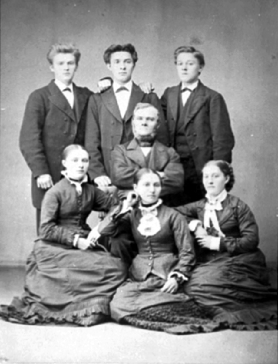 Anno Domkirkeodden, GR: 7, MARTHINUS GODAGER M/BARN. FORAN FRA VENSTRE MARTHE, JULIE OG PERNILLE. I MIDTEN MARTHINUS OG BAK FRA VENSTRE JENS, EVEN OG ADOLF GODAGER