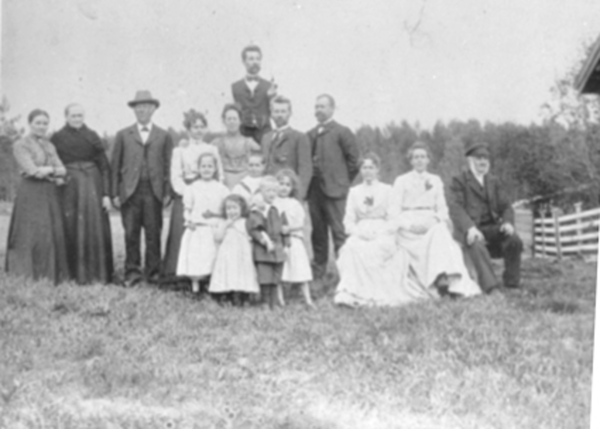 Anno Domkirkeodden, Gjøvika, Stange, søndagsutflukt, familiene Godager, Steen, Ilseng. F.v. Lina Nordstad, Mathea Sålerud, Jens Nordstad, Valborg Steen, Godagers husholderske, Thora Godager, Even Godager, Jørgen Ilseng, Emma Steen, Fru Ilseng, bestefar Marthinus Godager, Barna: Astrid Godager, Fridtjof Godager, Eva Go…