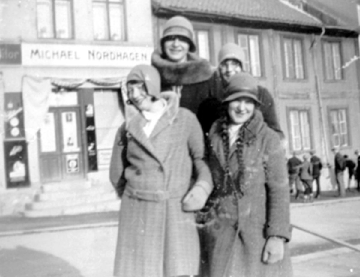 Anno Domkirkeodden, GR: 4 DAMER M/HATTER, I BAKGR: 6 GUTTER KASTER PÅ STIKKA, Inger Larsen, Emma Staaugstad, Aslaug Kjeldsen, Hilda Nystrøm, bildet er tatt utenfor Posthuset.