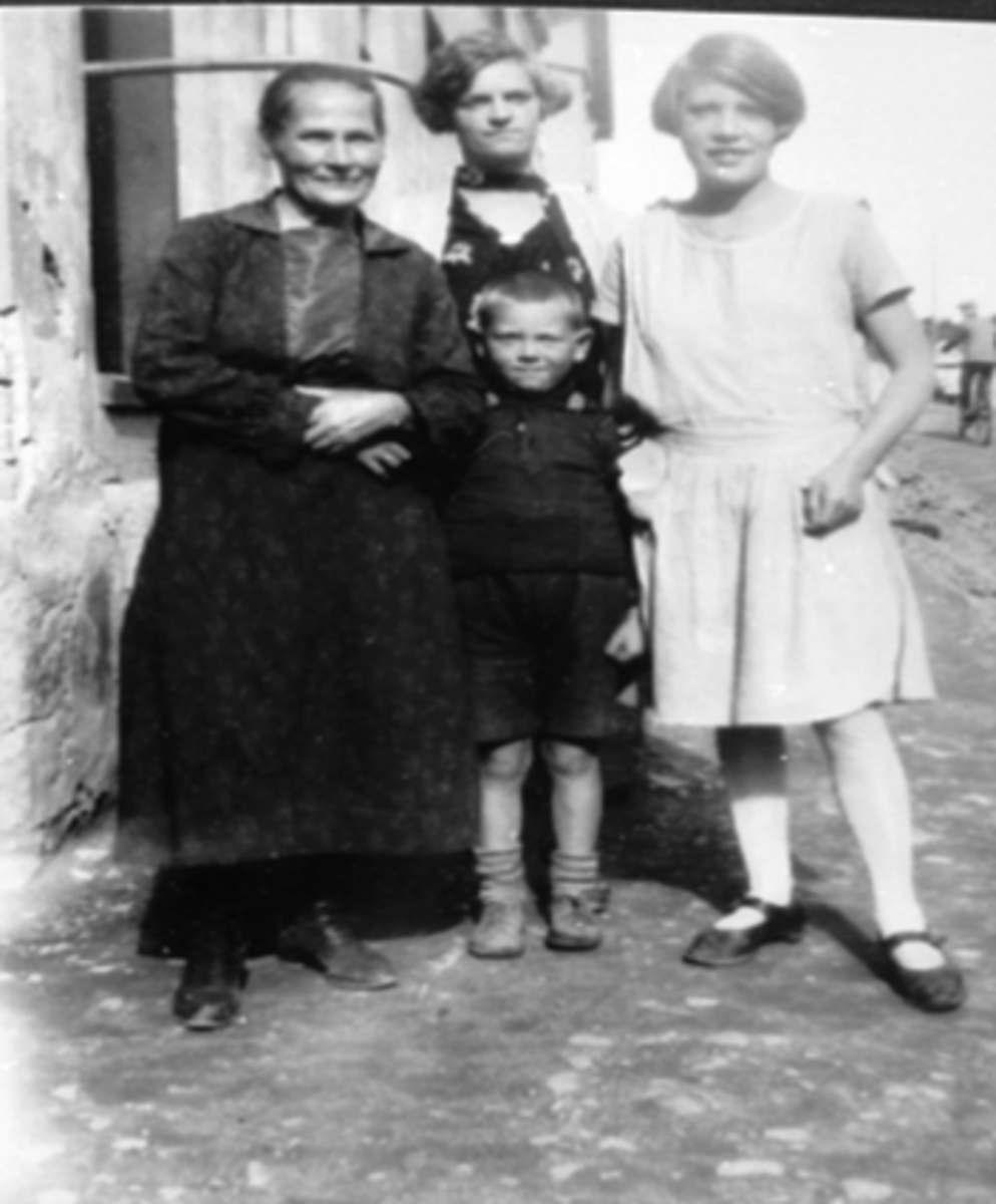 Anno Domkirkeodden, Gruppe 4. F.v. Olga Mostue, Hildegard Neby, Ivar Andersen, Hjørdis Mostue.. Leieboere i "Kineserkvartalet", Bekkegata 24, Hamar.