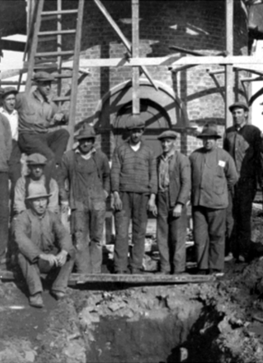 Anno Domkirkeodden, Gruppe 10, arbeidere, utbedring av vanntårnet Hamar Jernbanestasjon ca. 1930.