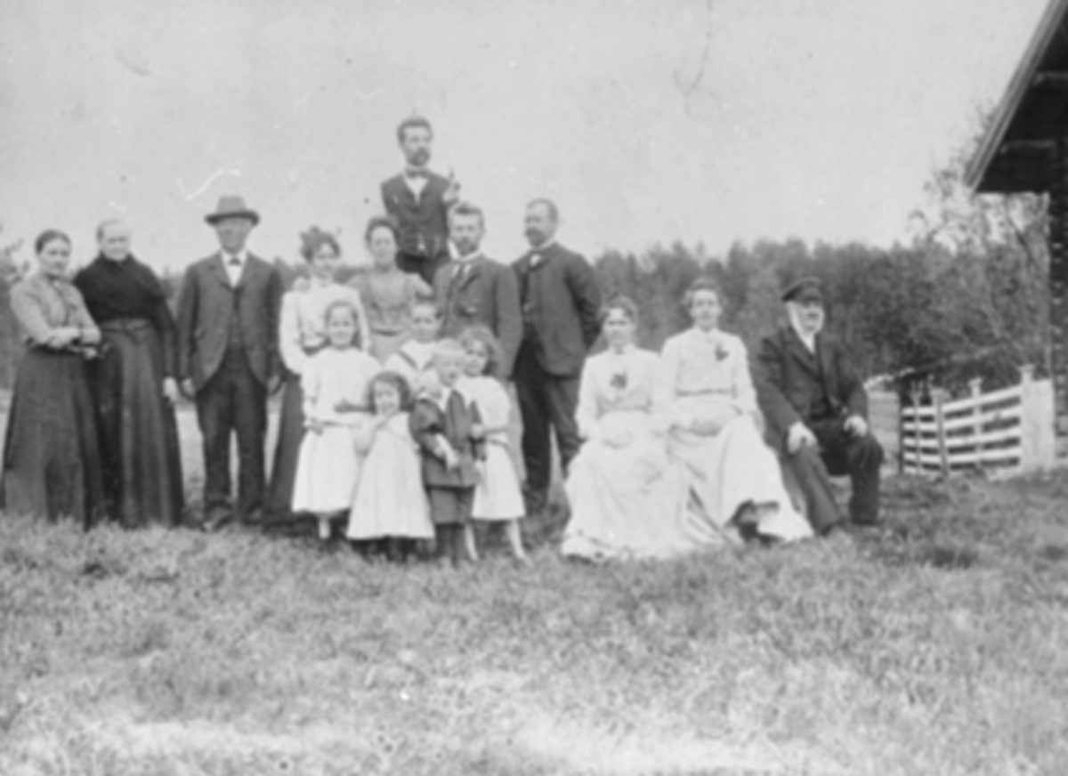 Anno Domkirkeodden, Gr: 15, familier, sødagstur, Gjøvika, Nordstad, Sålerud, Godager, Steen. Fra v: Lina Nordstad, Mathea Sålerud, Jens Nordstad, Valborg Steen Godager husholderske, Thora Godager, Even Godager, Jens Godager, Jørgen Ilseng, Emma Steen, Fru Ilseng, Godager Martinus, Barna: Astrid Godager, Fridtjof Godag…
