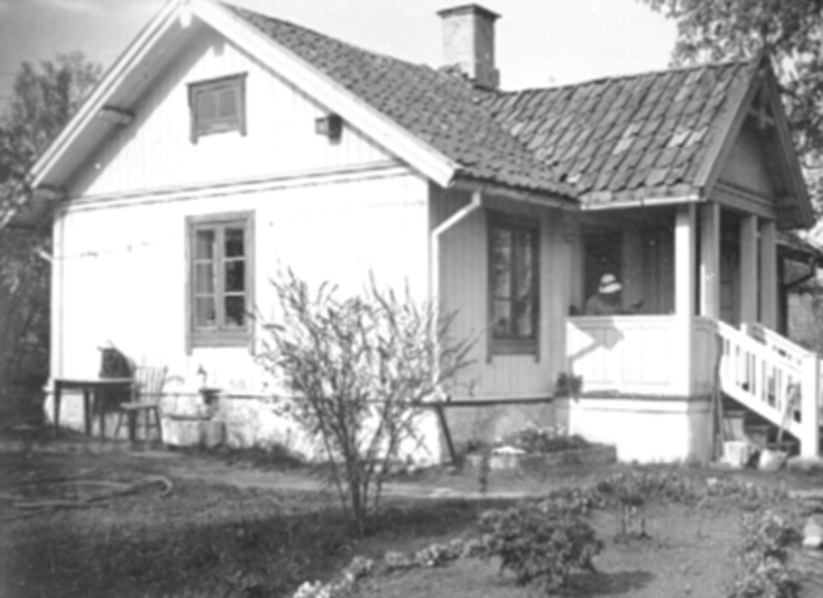 Anno Domkirkeodden, Vestad, Platous gate 21, Hamar. Rollsløkka, husmannplass unna Børstad gård. Inga Nord sitter på verandaen.