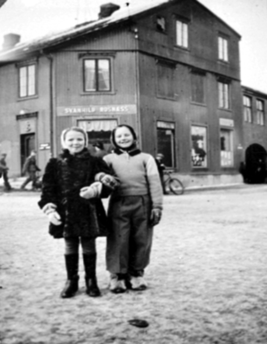 Anno Domkirkeodden, GRUPPE 2 JENTER UNDER KRIGEN, BERIT HOEL OG KARIN NORD, FORAN SVANHILD ROSNÆS SIN FORRETNING.