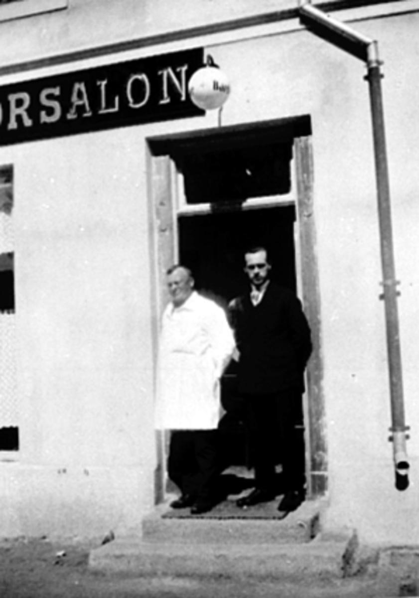 Anno Domkirkeodden, GR: 2 BARBERERE, BARBER OLSEN, OLAF OLSEN, TORGGT. Olaf Olsen var barberlærling før han ble brannmann.